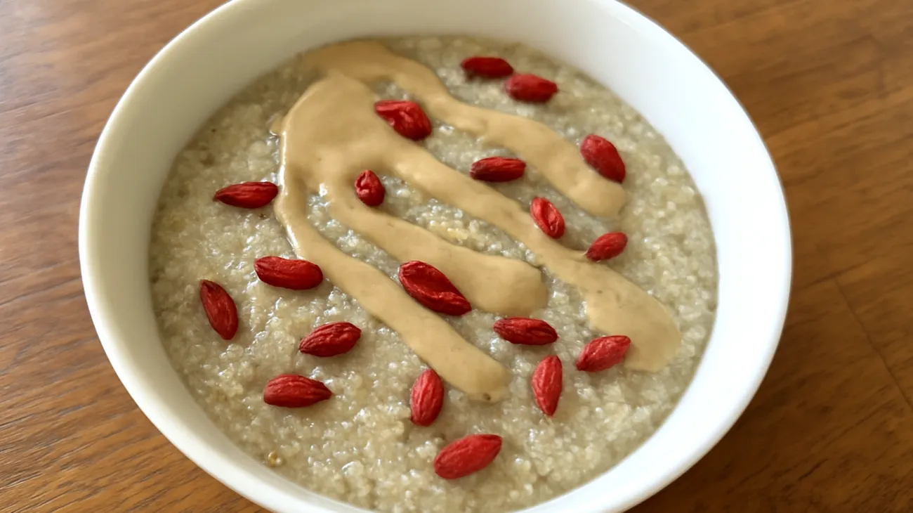 Amaranth-Porridge mit Tahini und Goji-Beeren"