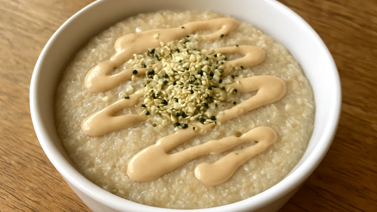 Amaranth-Porridge mit Tahini und Hanfsamen"