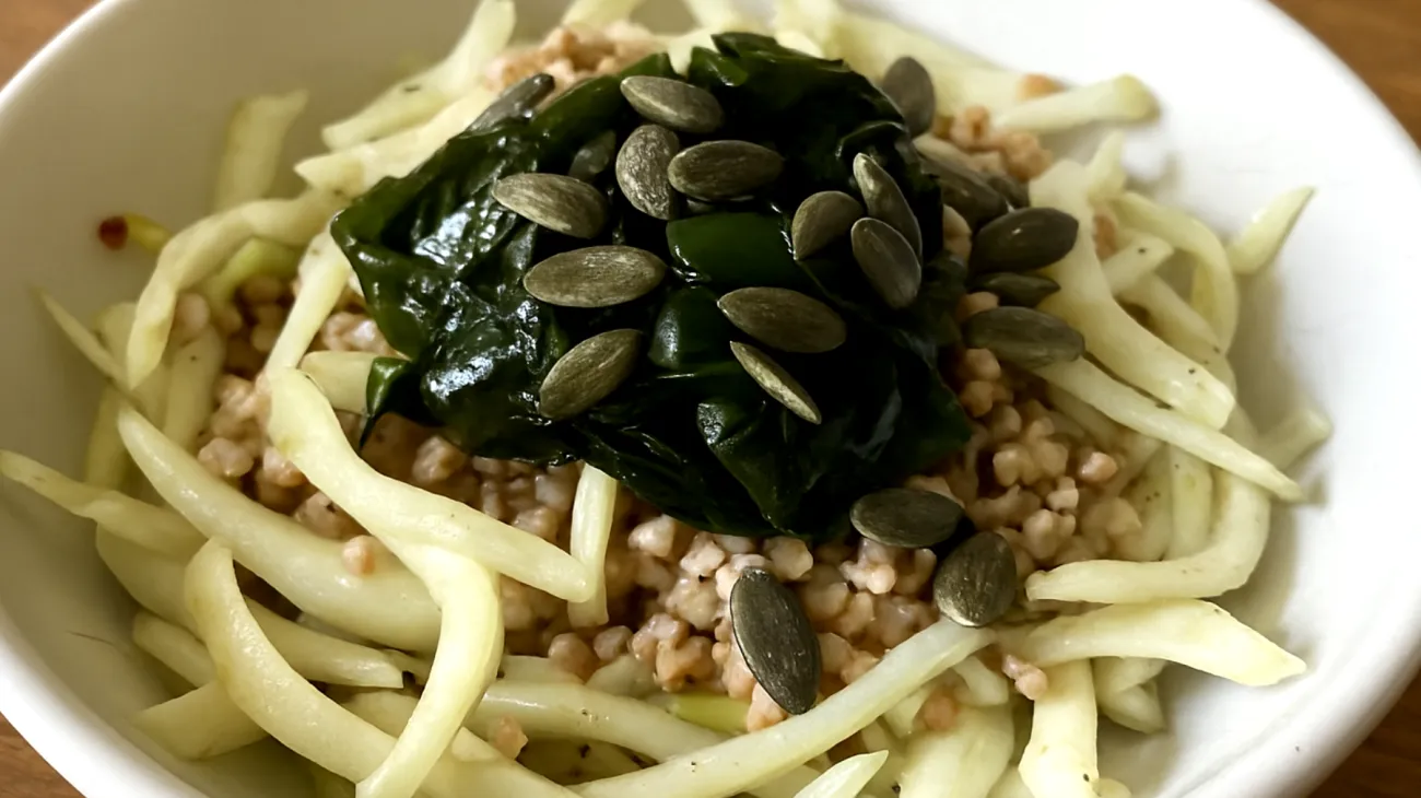 Fenchel-Buchweizen-Salat mit Wakame-Algen und Kürbiskernen"