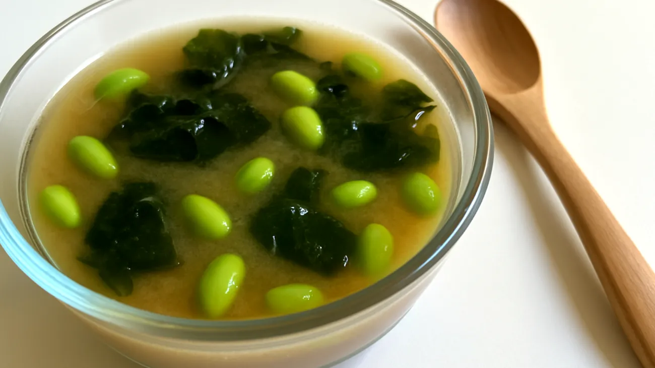 Miso-Suppe mit Wakame-Algen und Edamame"