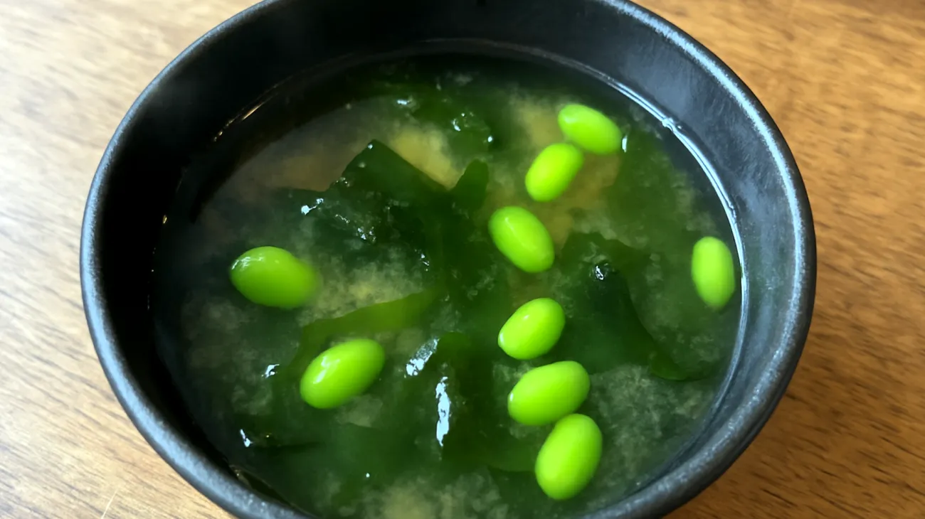 Miso-Suppe mit Wakame-Algen und Edamame"