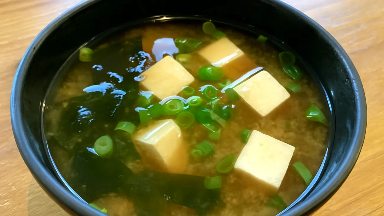 Miso-Suppe mit Wakame-Algen und Seidentofu"