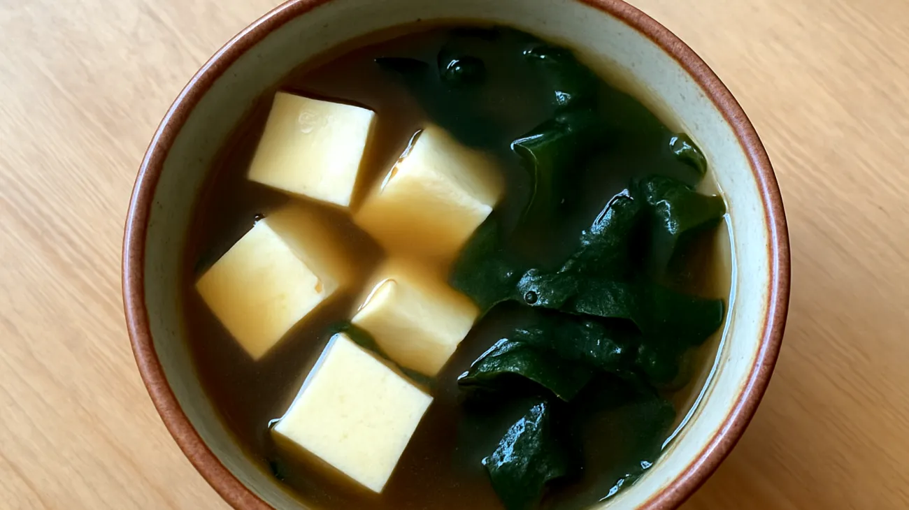 Miso-Suppe mit Wakame-Algen und Silken-Tofu"