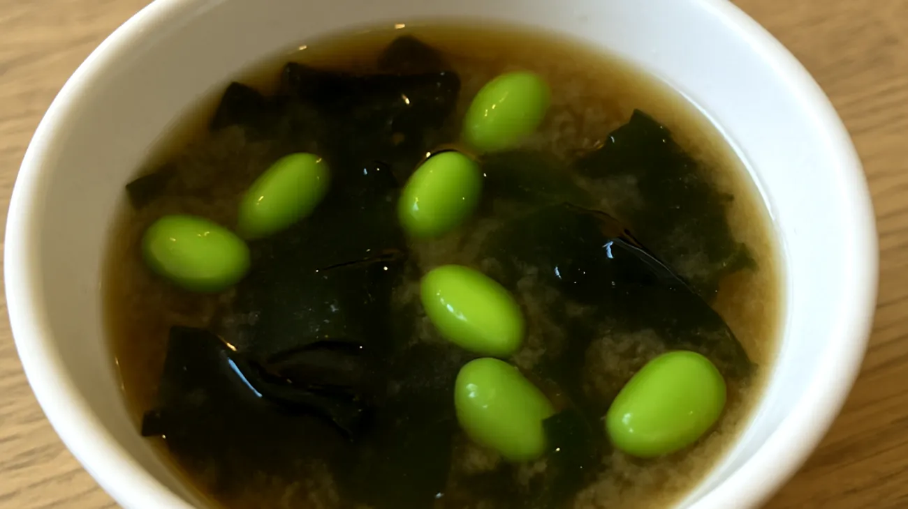 Miso-Wakame-Suppe mit Edamame"