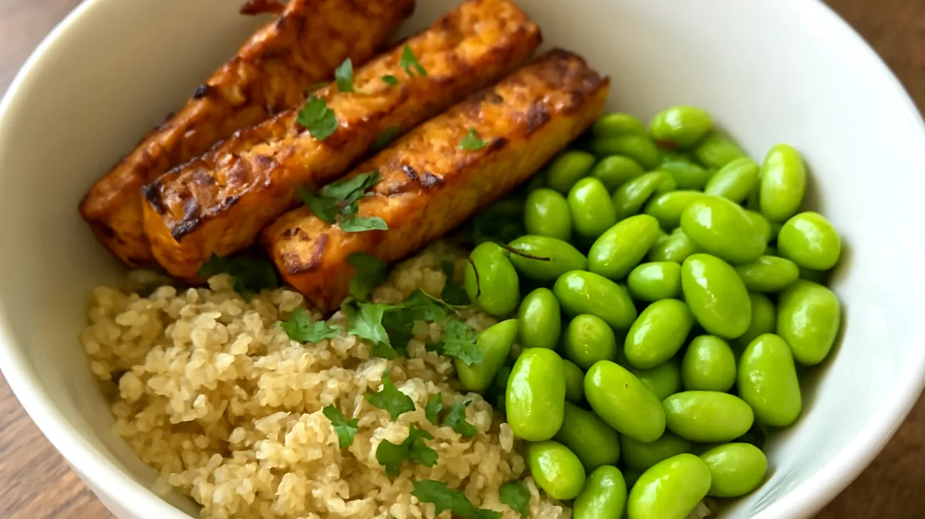 Quinoa-Bowl mit geröstetem Tempeh und Edamame"