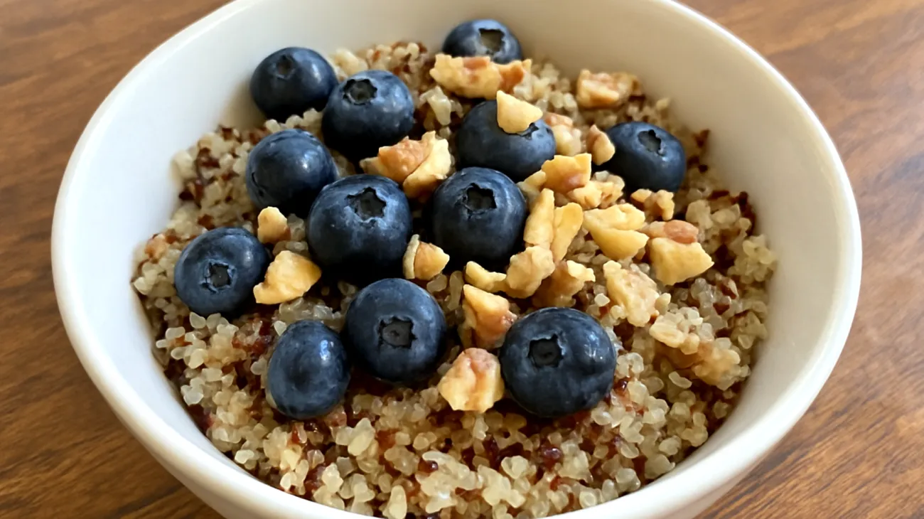 Quinoa-Buchweizen-Bowl mit Walnüssen und Heidelbeeren"